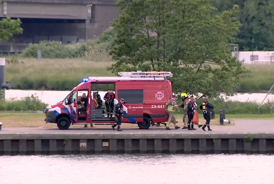 Duikers vinden na urenlange zoektocht overleden persoon in de Maas