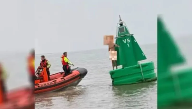 Bizar: Naakte man op de Waddenzee van een boei gehaald