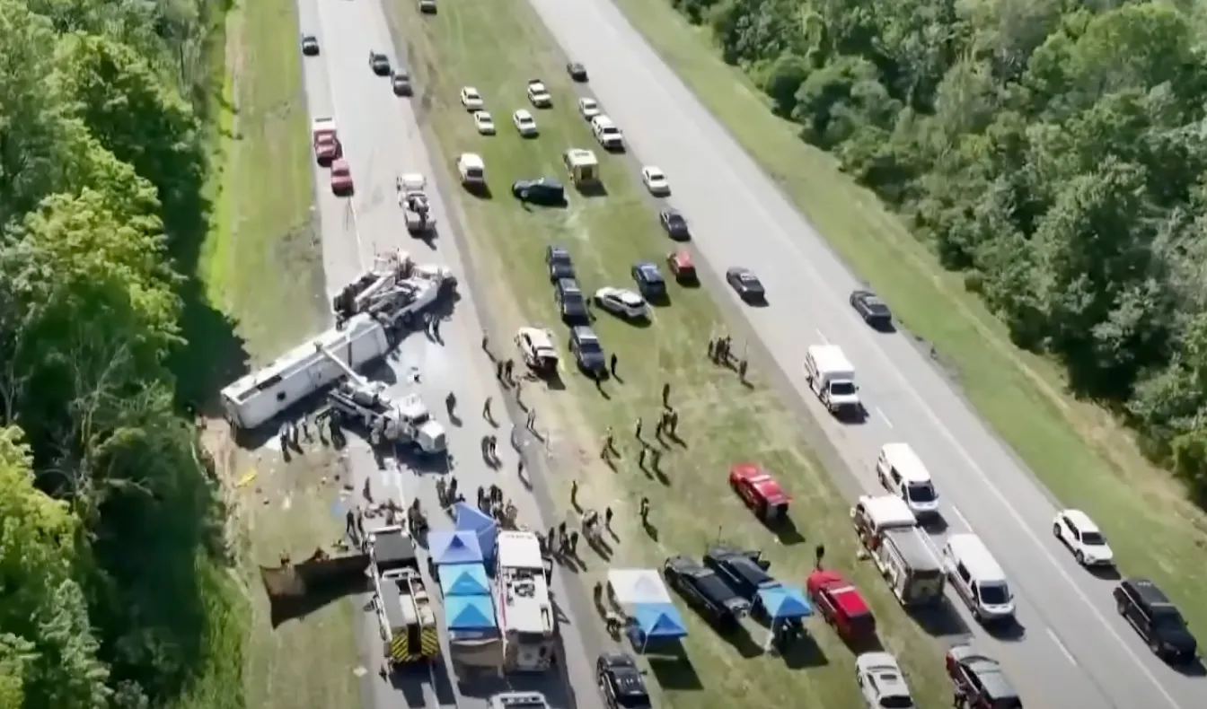 Minstens 5 doden na crash van tourbus met 54 passagiers, waaronder kinderen