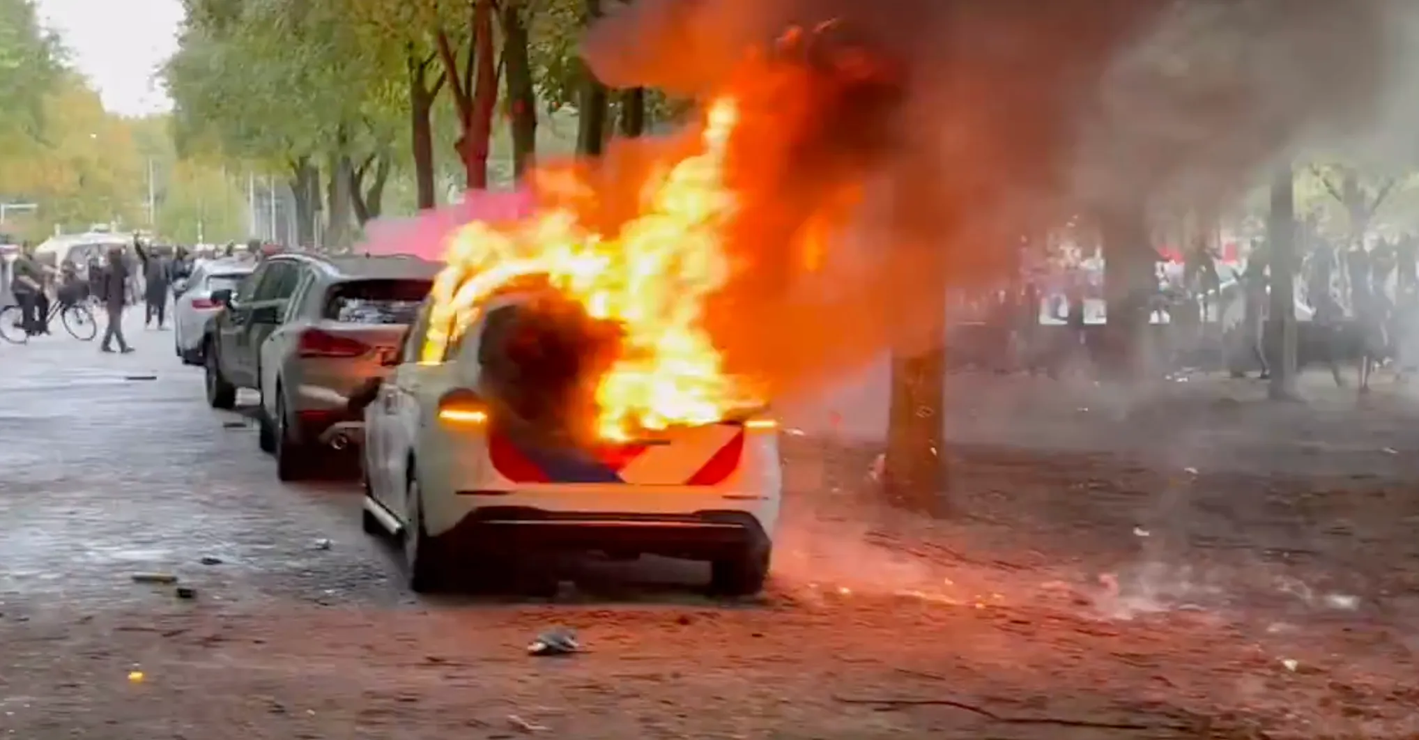 Rechtse demonstratie Malieveld loopt uit de hand: Demonstranten bestormen A12 en gebruiken geweld tegen politie