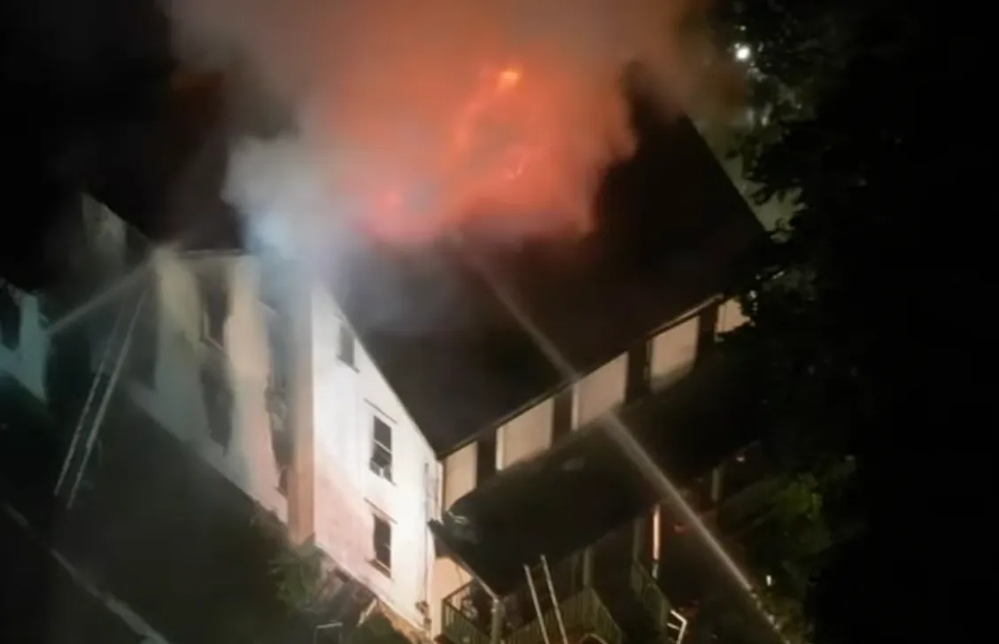 4 jonge kinderen en een volwassene omgekomen bij een verwoestende woningbrand