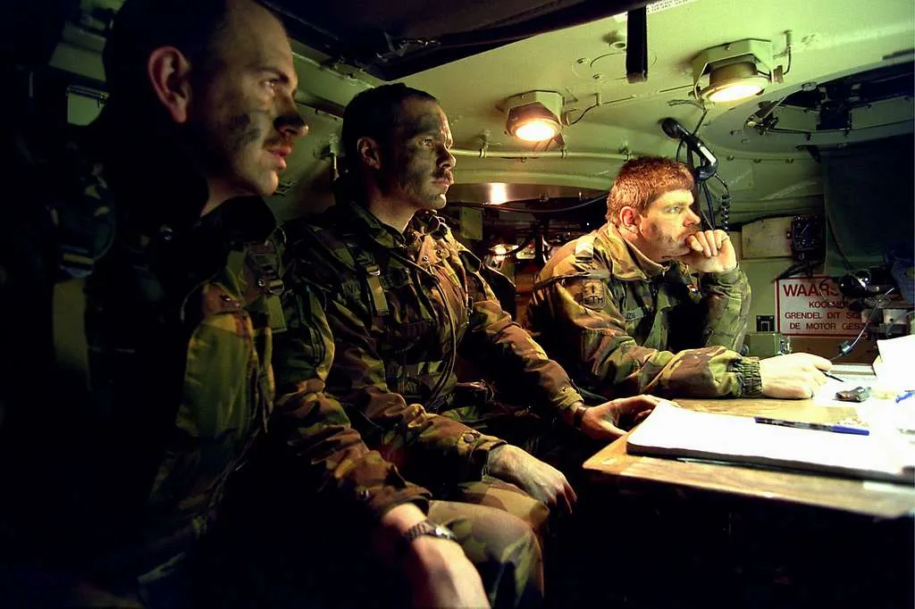 nederlandse-militairen-kijken-in-een-ypr-765-prco-pantser-rups-commandovoering-c8eb37