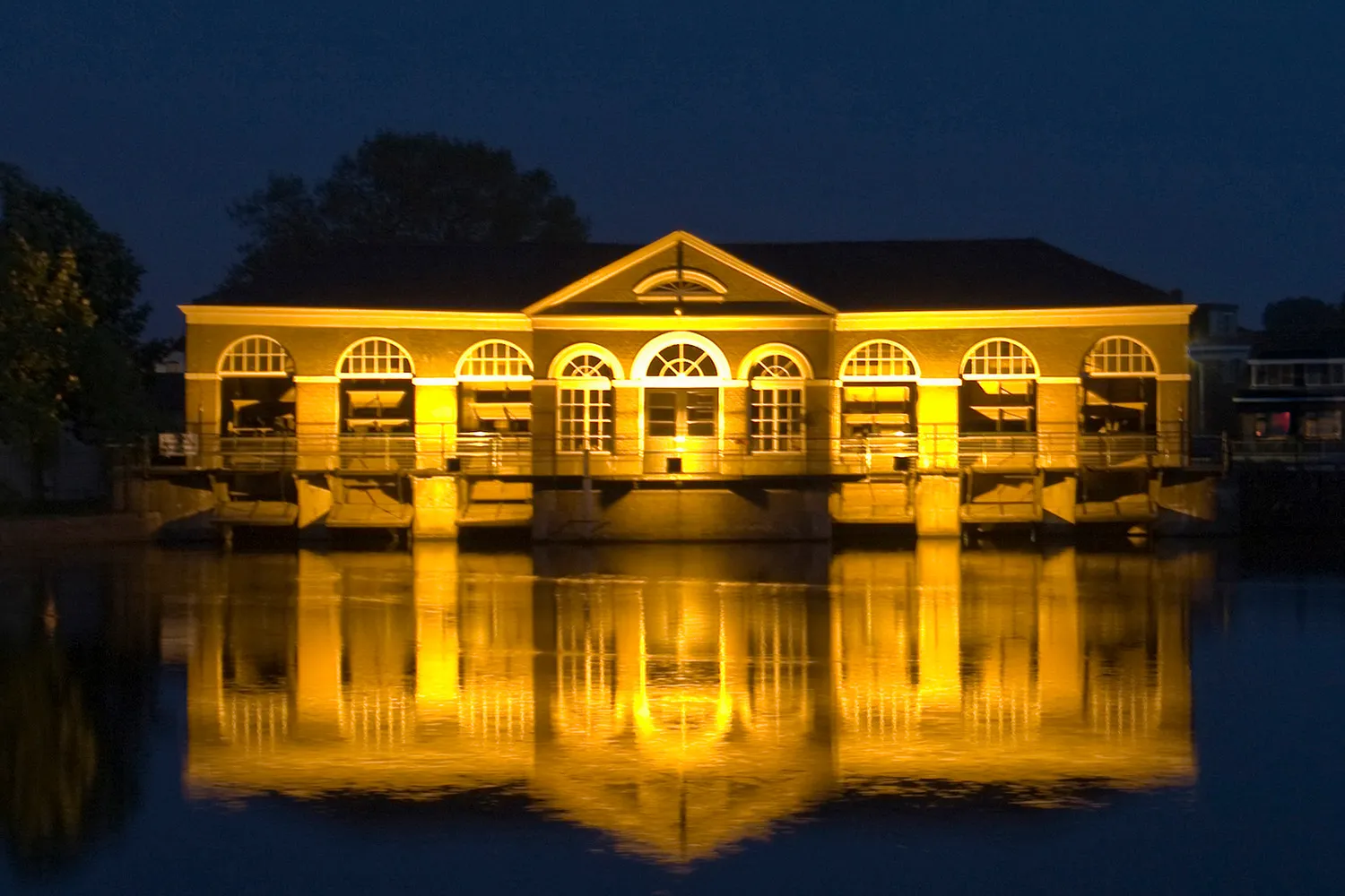 stoomgemaal bij avondlicht