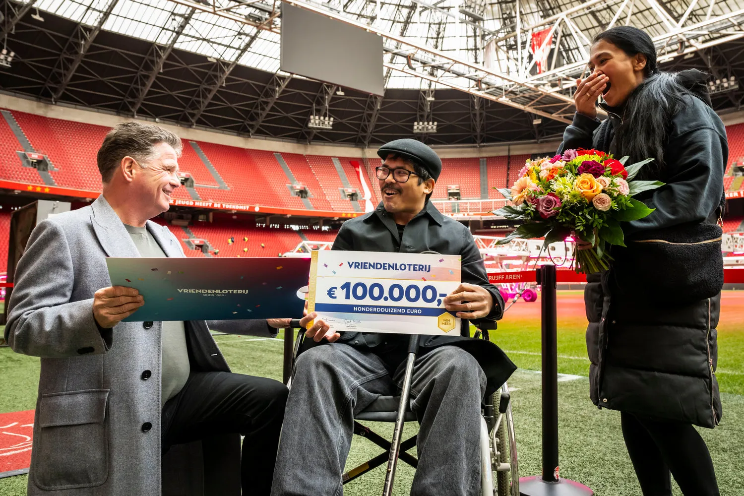 vriendenloterij ambassadeur wolter kroes reikt cheque uit aan ronald