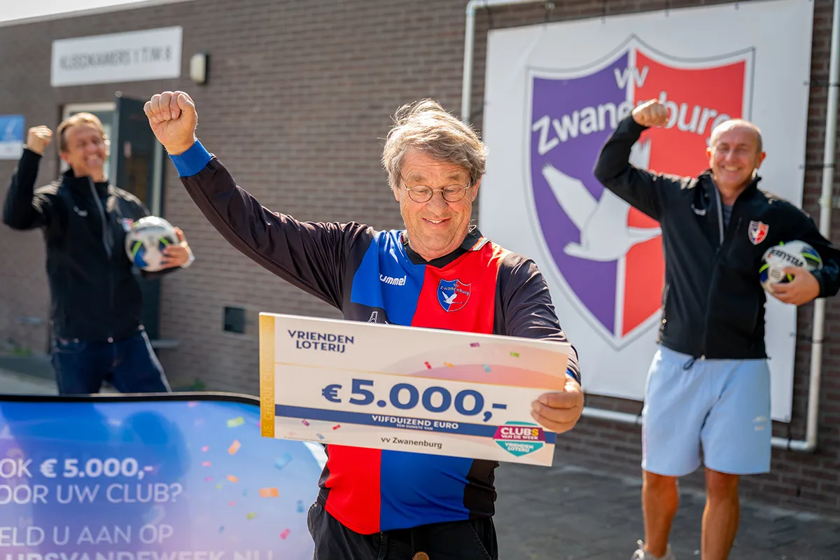 vv zwanenburg ontvangt cheque van 5000 euro van vriendenloterij