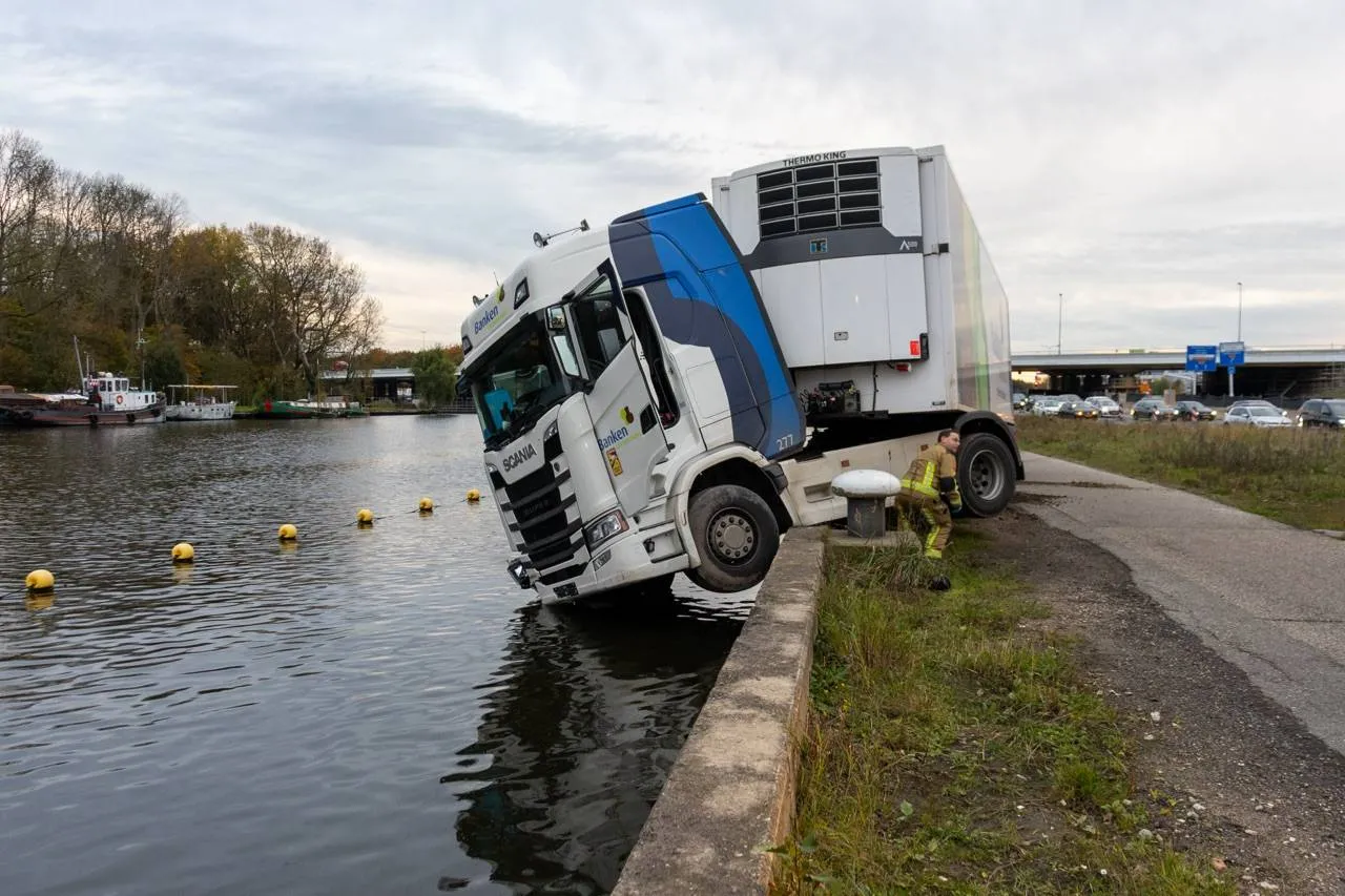 FE30754D-614D-4FEC-B1B6-DC34BCD070E3