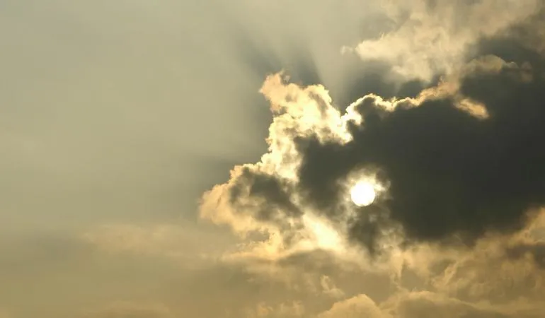 zon door de wolken