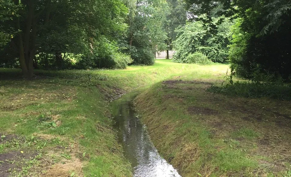 Stromend water door stadsbeken