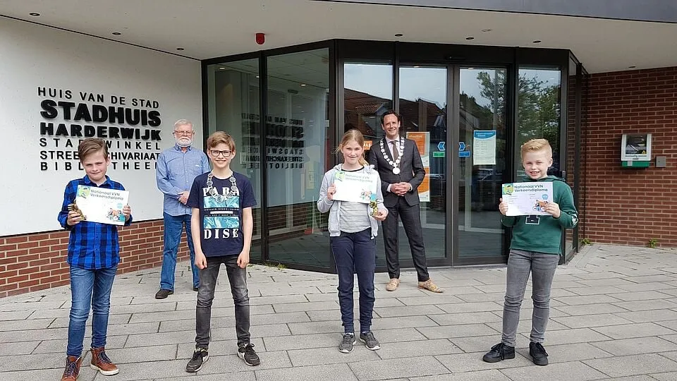 Basisschoolleerlingen slagen cum laude voor verkeersexamen