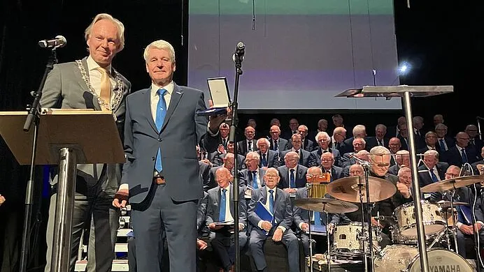 Koninklijke erepenning voor 100-jarig Harderwijks Mannenkoor