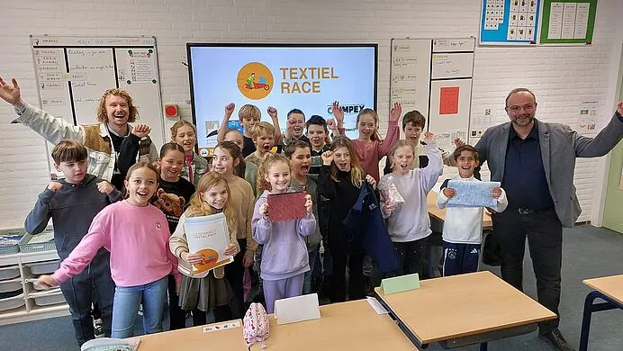 Wethouder Enklaar geeft startschot voor Textiel Race 2024