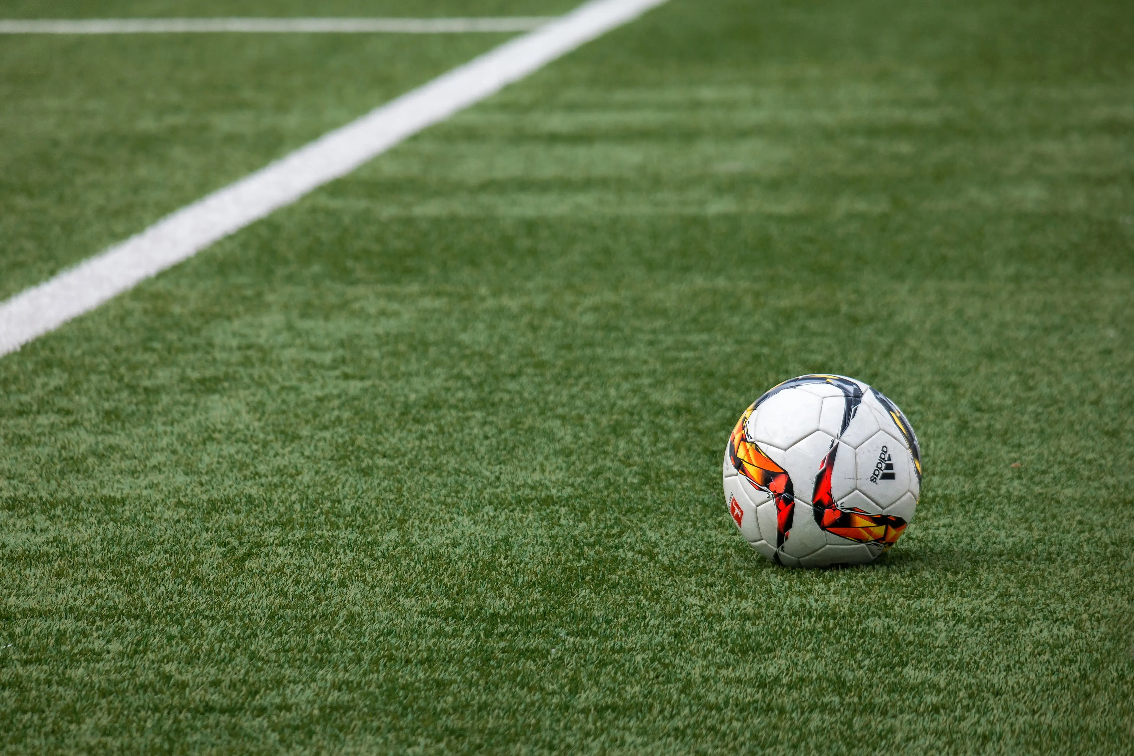 kunstgras rubbergranulaat korrel voetbal veld pixabay