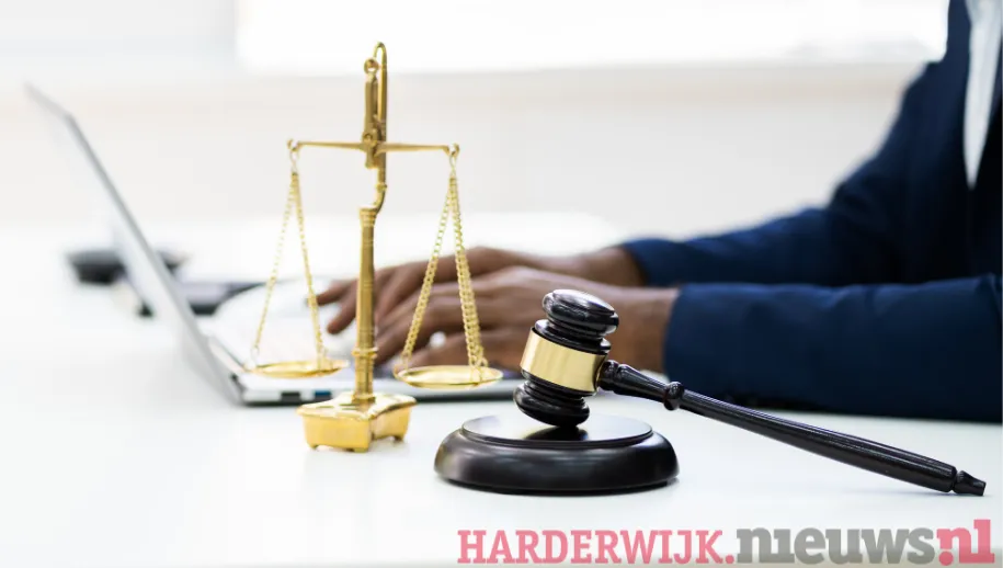 Op de rol is het verslag van een rechtszitting