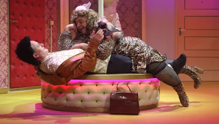 Jon van Eerd is met nieuwe voorstelling “Harrie Neemt de Benen” op 3 maart in Theater Harderwijk