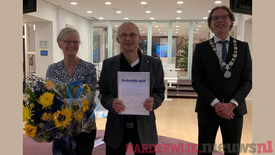 Harderwijker Speld voor Cees Bertijn uitgereikt door locoburgemeester Companjen