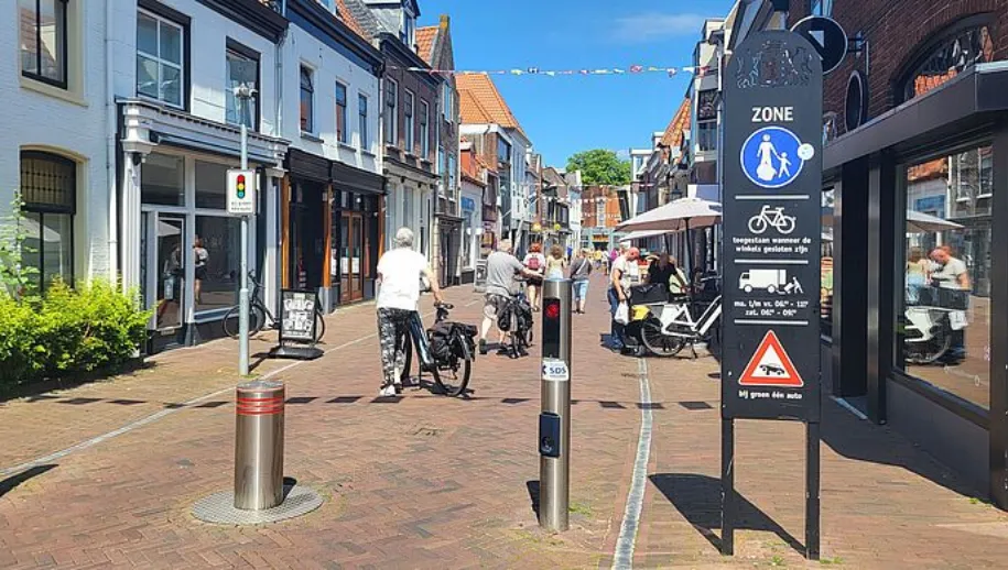 Bekeuren fietsers in winkelstraat