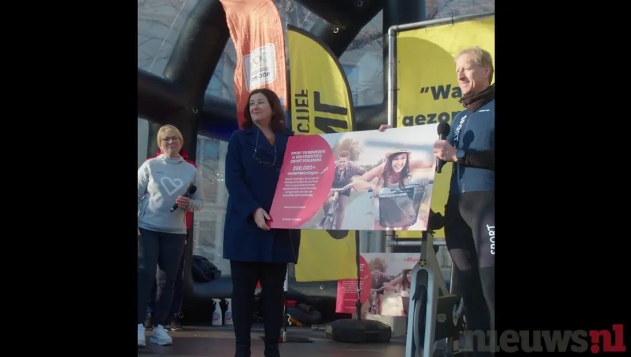 Minister ontvangt 300.000 handtekeningen voor openen sportlocaties