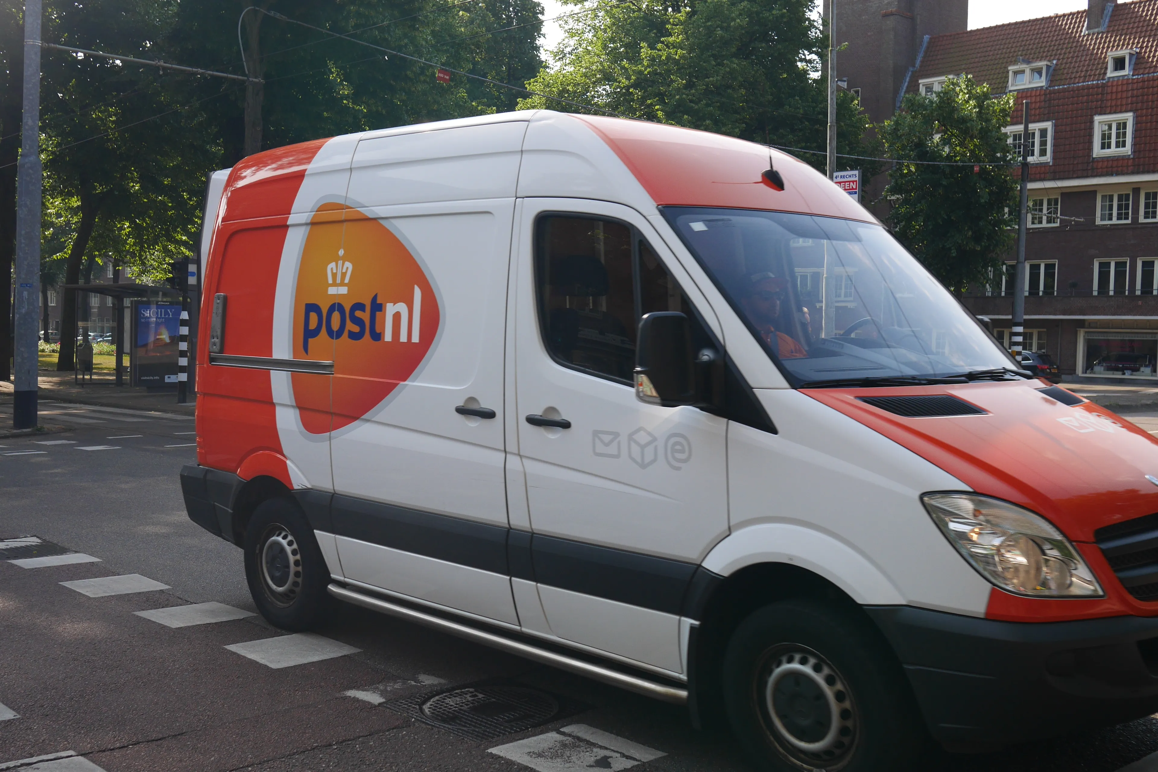 Oplichter steelt pinpassen en pincodes in PostNL-kleding