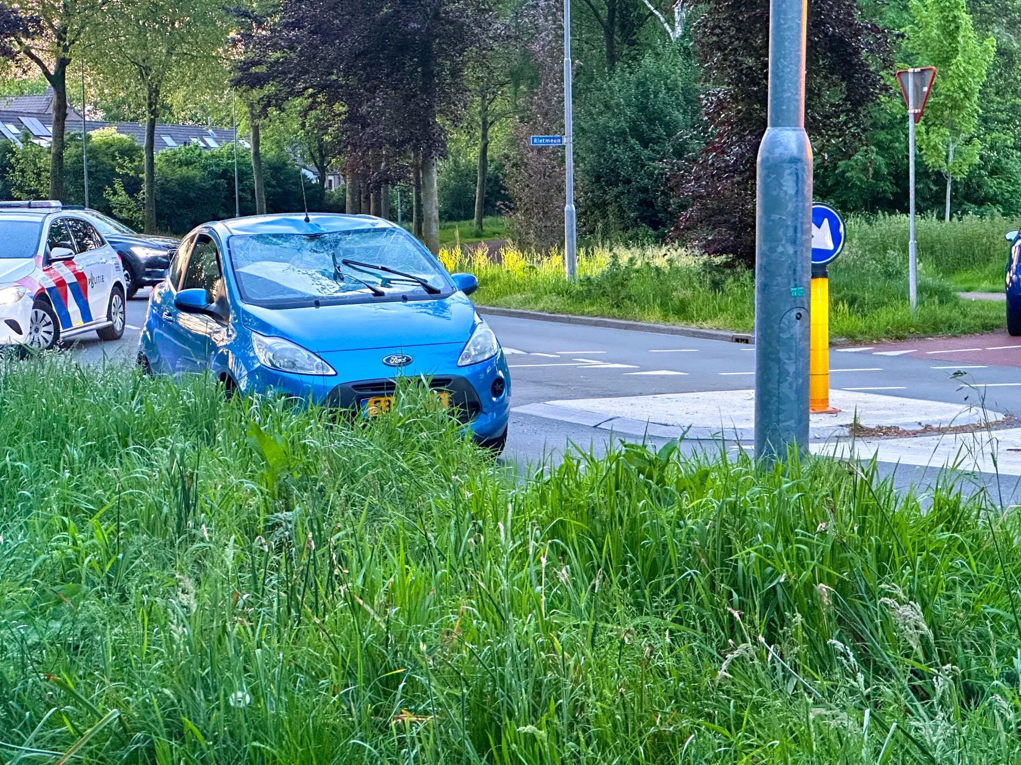 Fietser en automobilist botsen tegen elkaar op Rietmeen