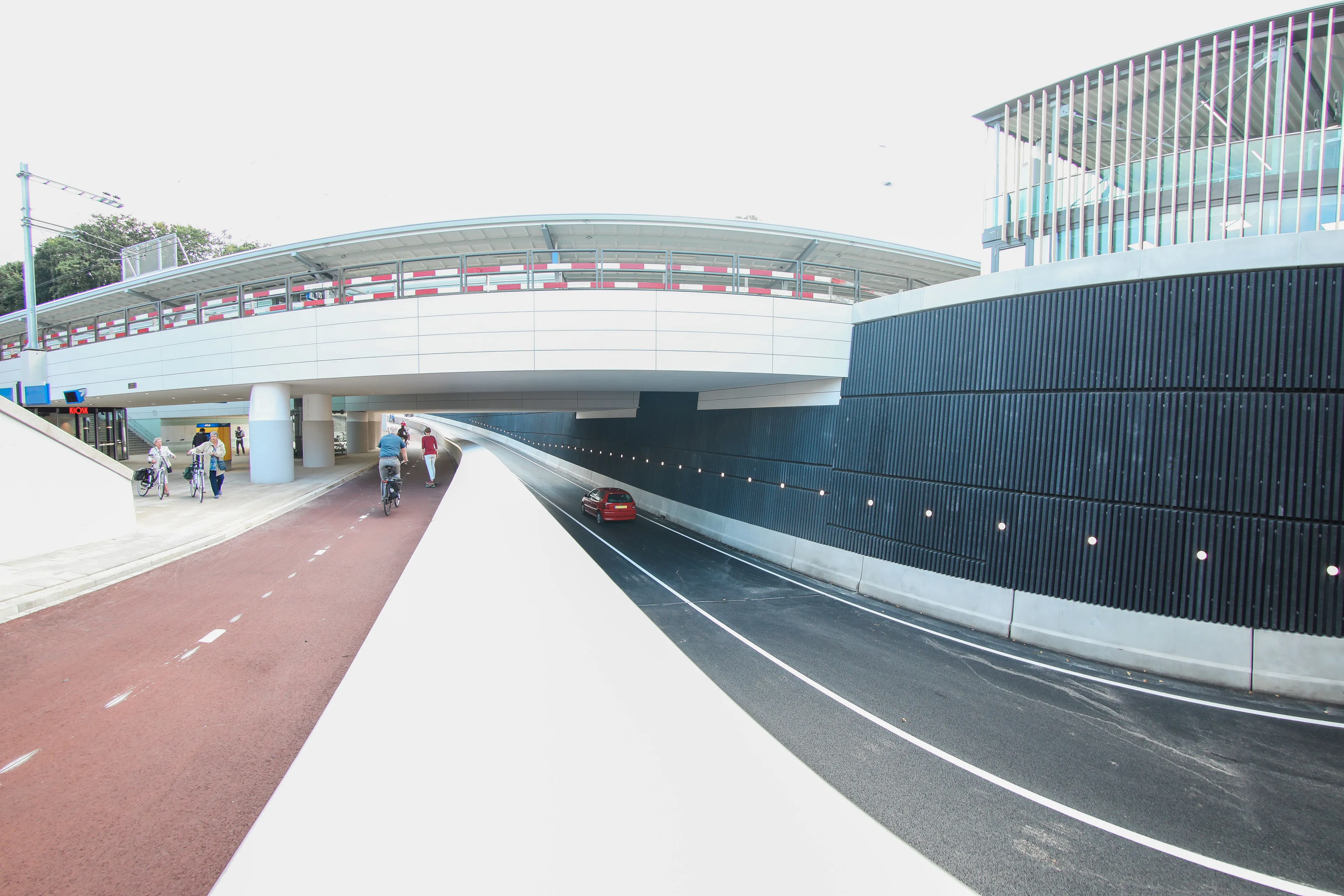 Voetpad in nieuwe spoortunnel maar aan één kant