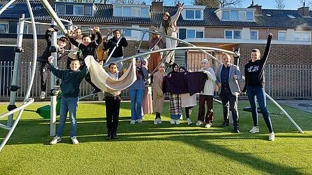 Wethouder Enklaar geeft startschot voor Textiel Race 2023