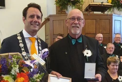 Burgemeester reikt Hierder Zangkoor Koninklijke Erepenning uit vanwege 100-jarig bestaan