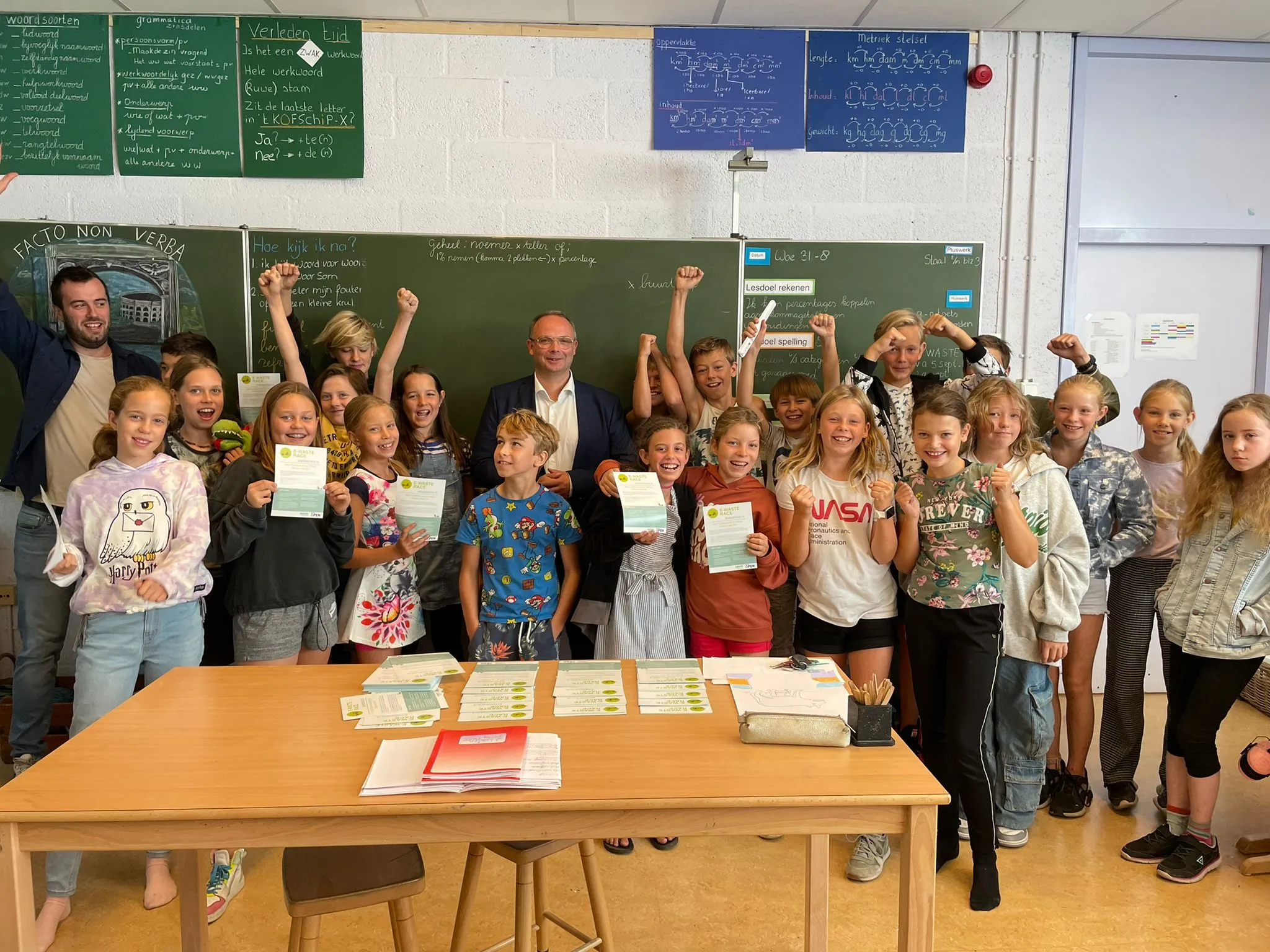Kinderen Vrije School Valentijn zamelen elektronisch afval in tijdens E-waste Race
