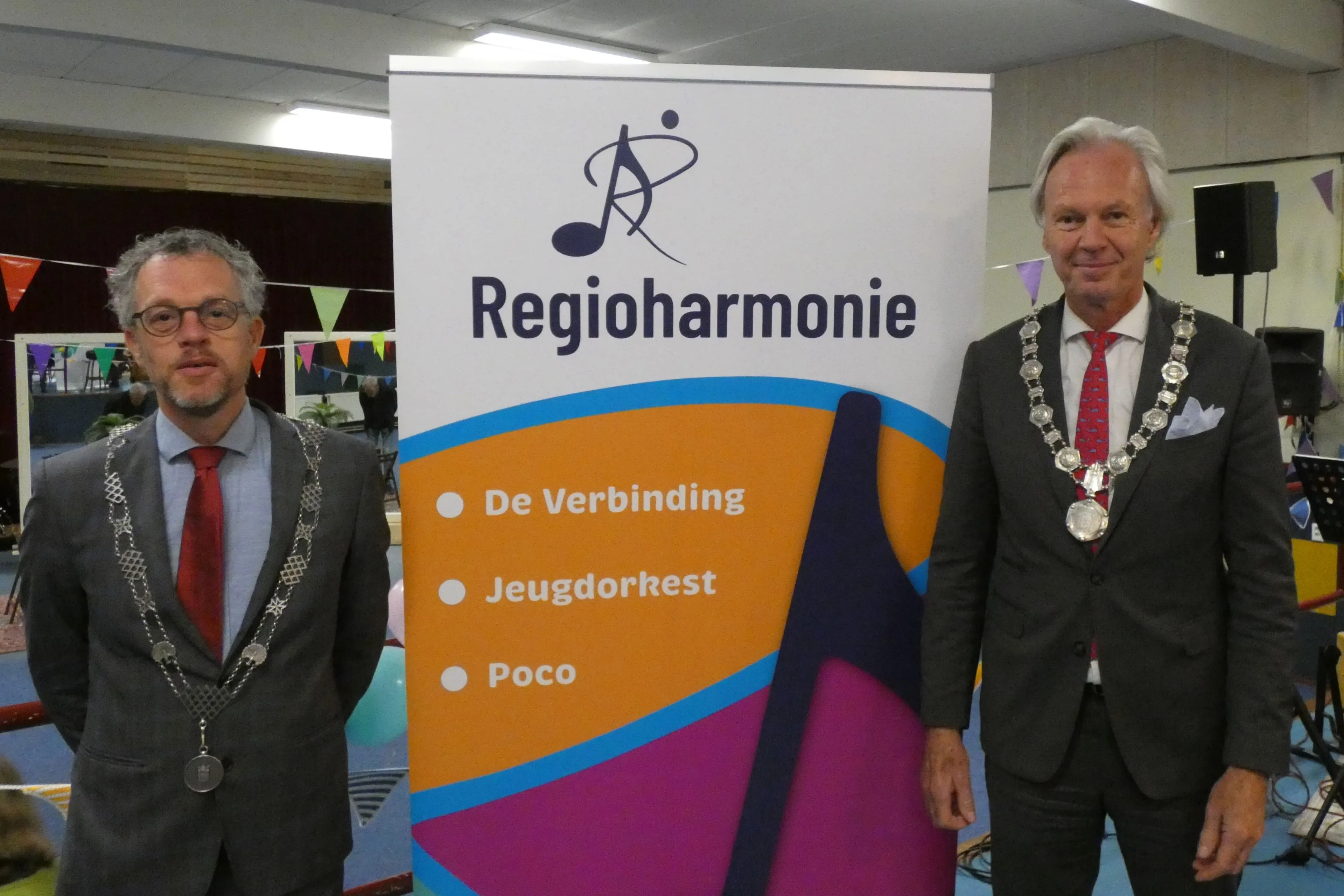 de burgemeesters van ermelo en harderwijk naast het onthulde nieuwe logo