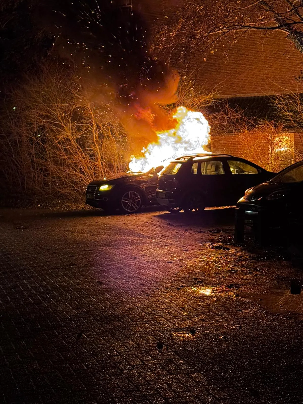Autobrand aan de Krommekamp zorgt voor flinke schade