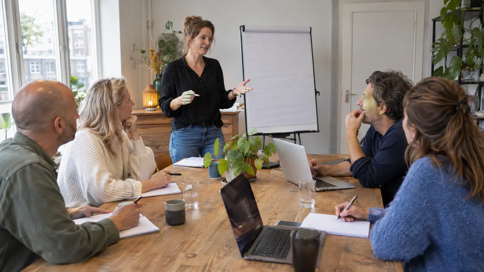 Ondernemers volgen samen een praktische workshop, AI-illustratie