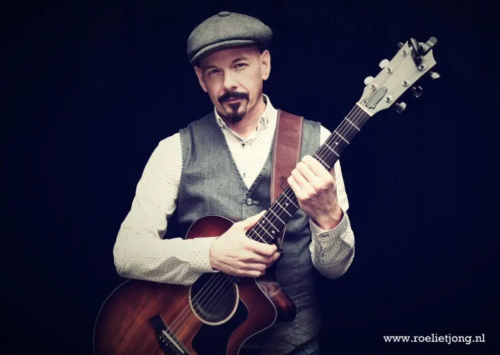 Michael Antony Austin met gitaar