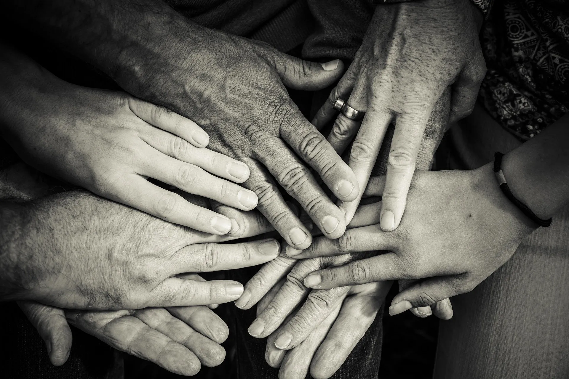 hands 4114905 1920
