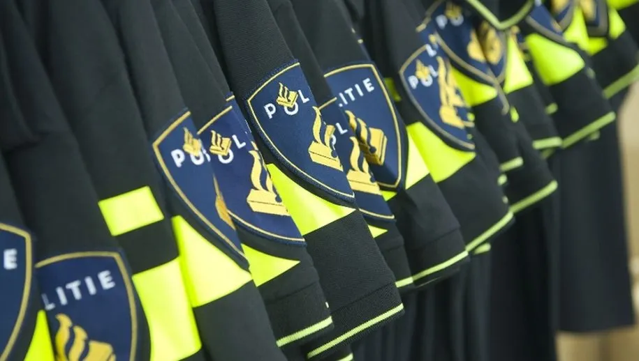 politiepolos hangen op een rij 915x518