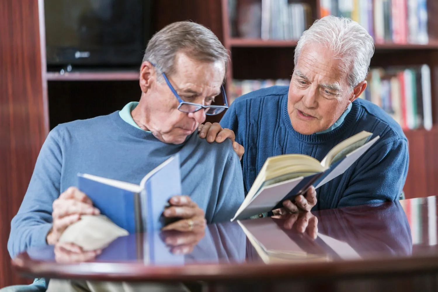 oudere mannen lezen