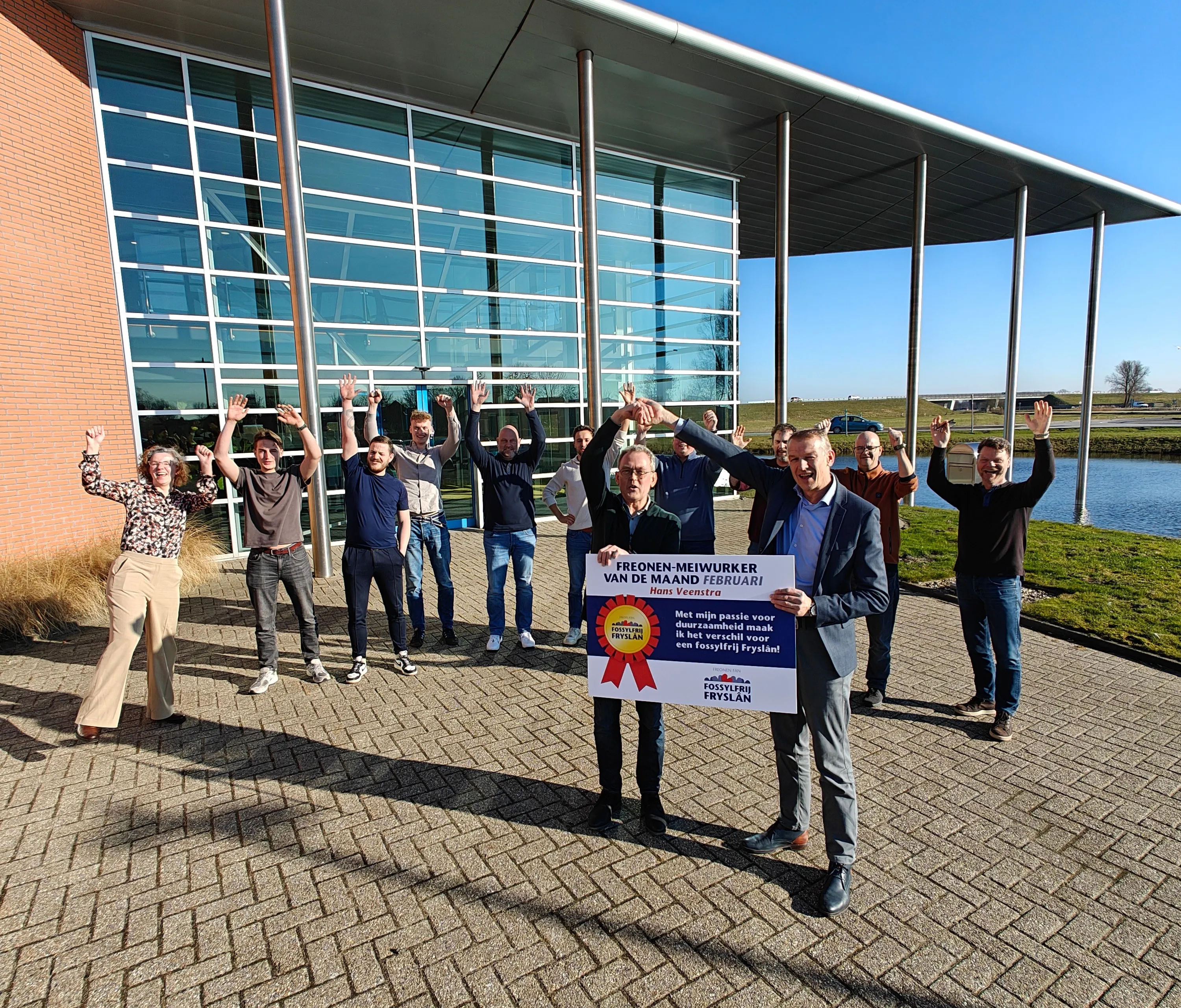 Hans Veenstra (r) ontvangt de trofee uit handen van Bouwe de Boer (links)