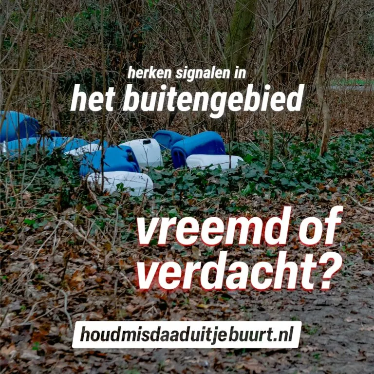 Houd-misdaad-uit-je-buurt-social-1080x1080-beeld-er-liggen-verschillende-blauwe-en-witte-tonnen-in-een-bosachtige-omgeving-het-buitengebied-1-768x768