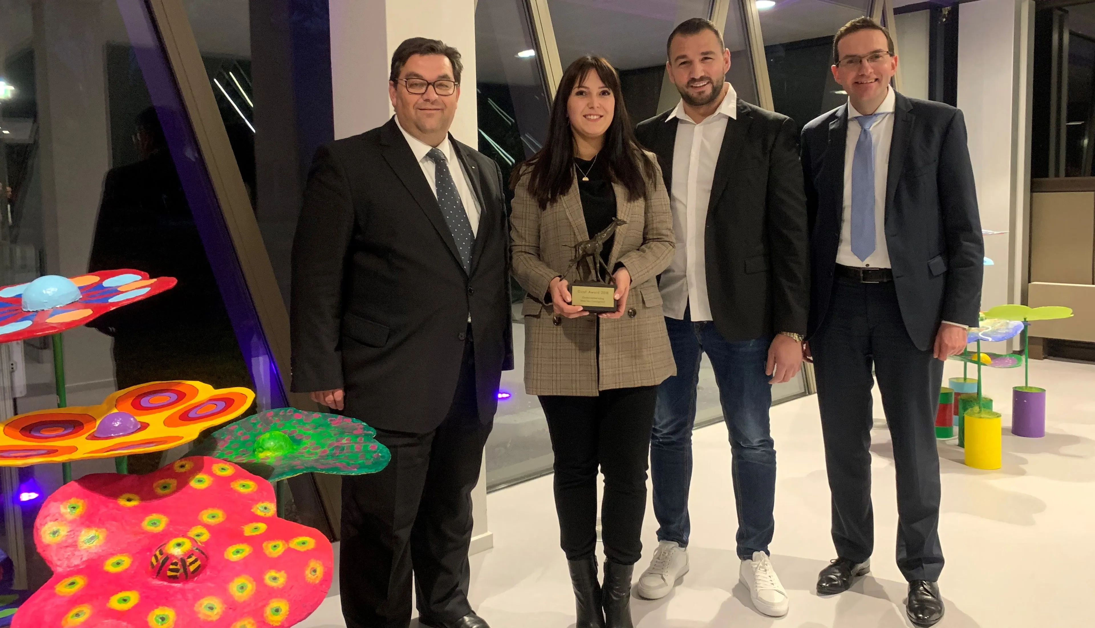 deems wint de giraffe award e1542806948681