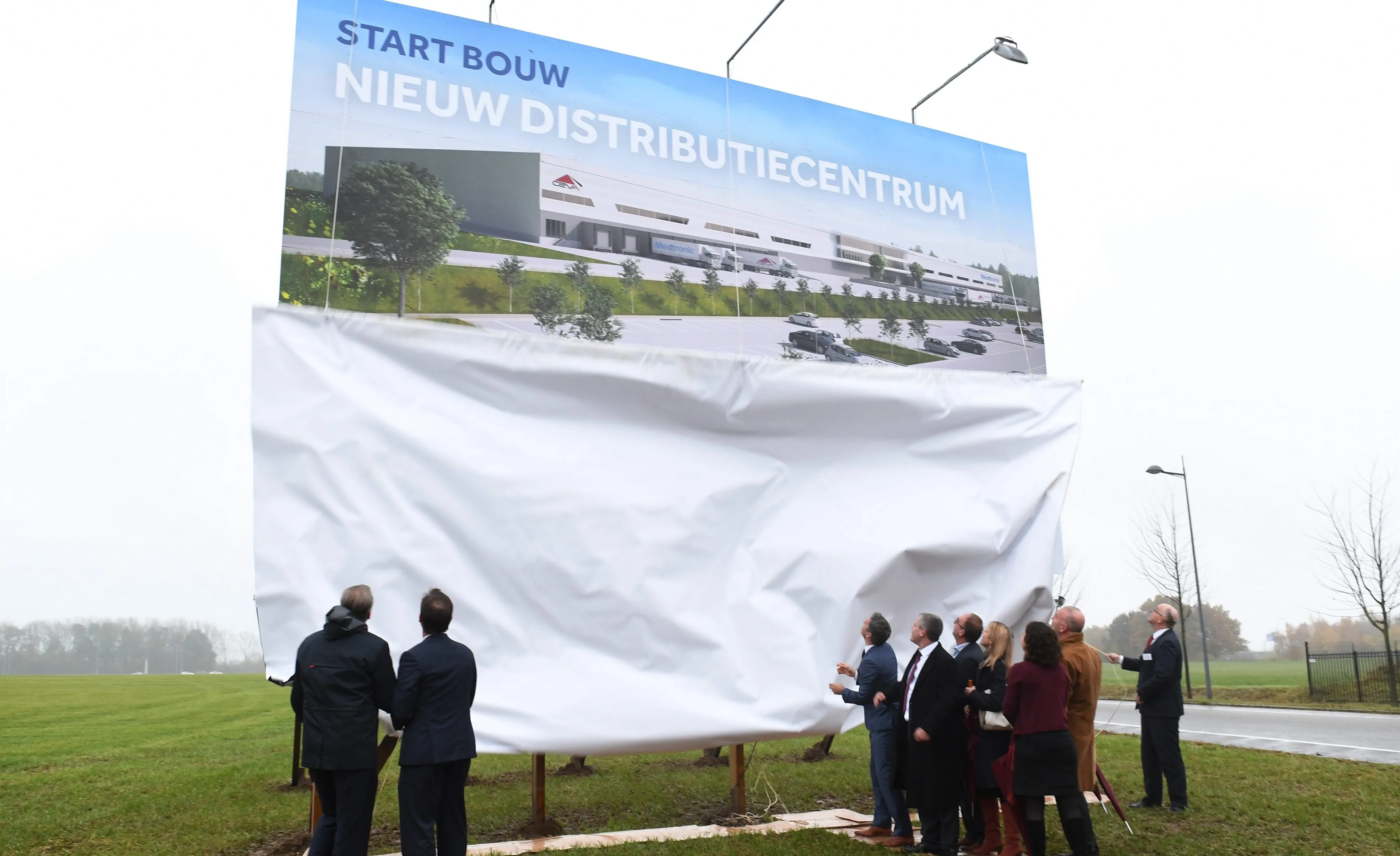 persfoto start bouw nieuw distributiecentrum heerlen medtronic ceva e1479229952690