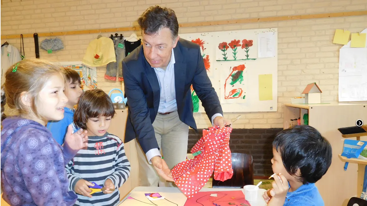 wethouder joosten brunssum bezoekt schoolklas azckinderen e1464637977892