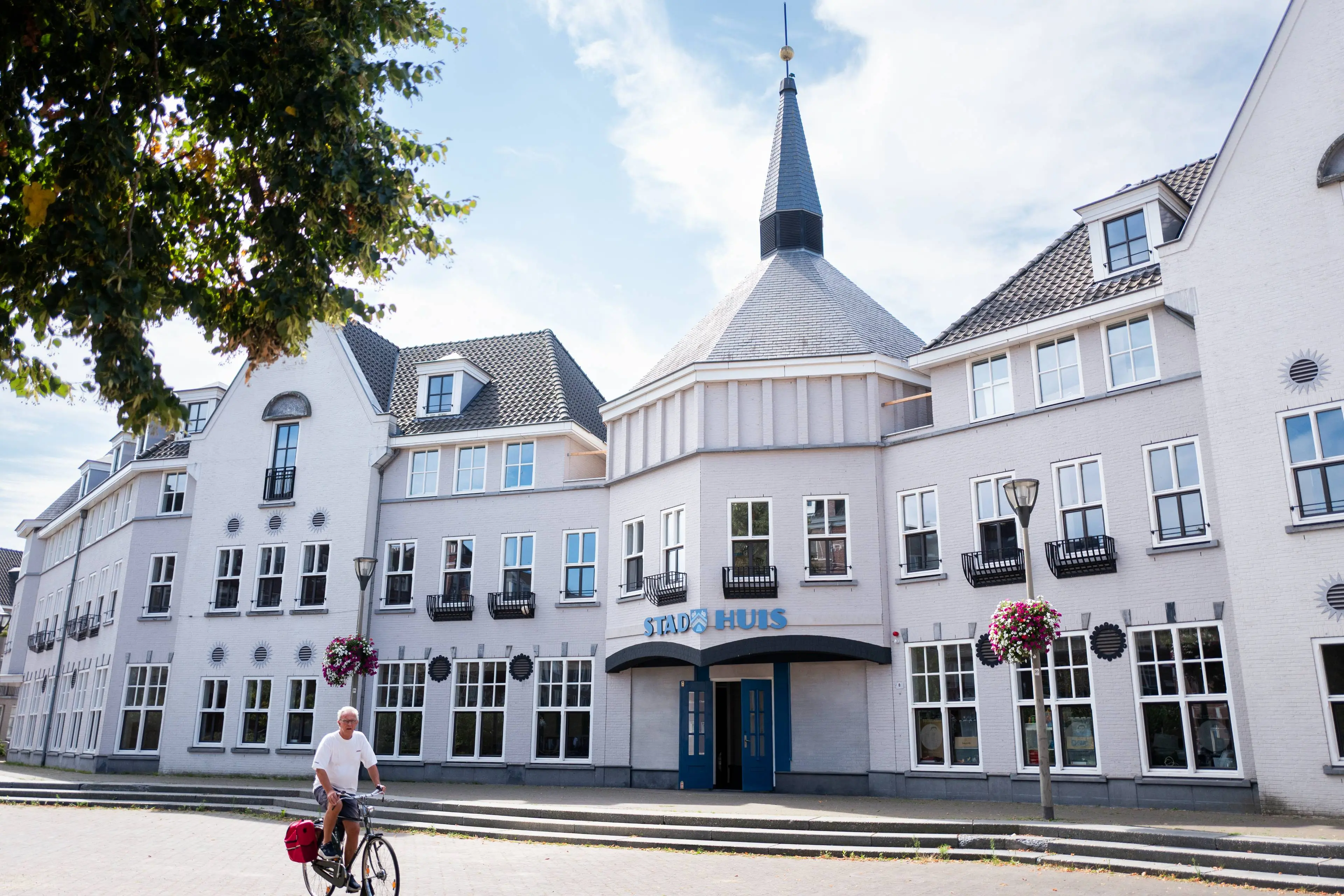 260804 3865 Fontein en stadhuis in Brandevoort