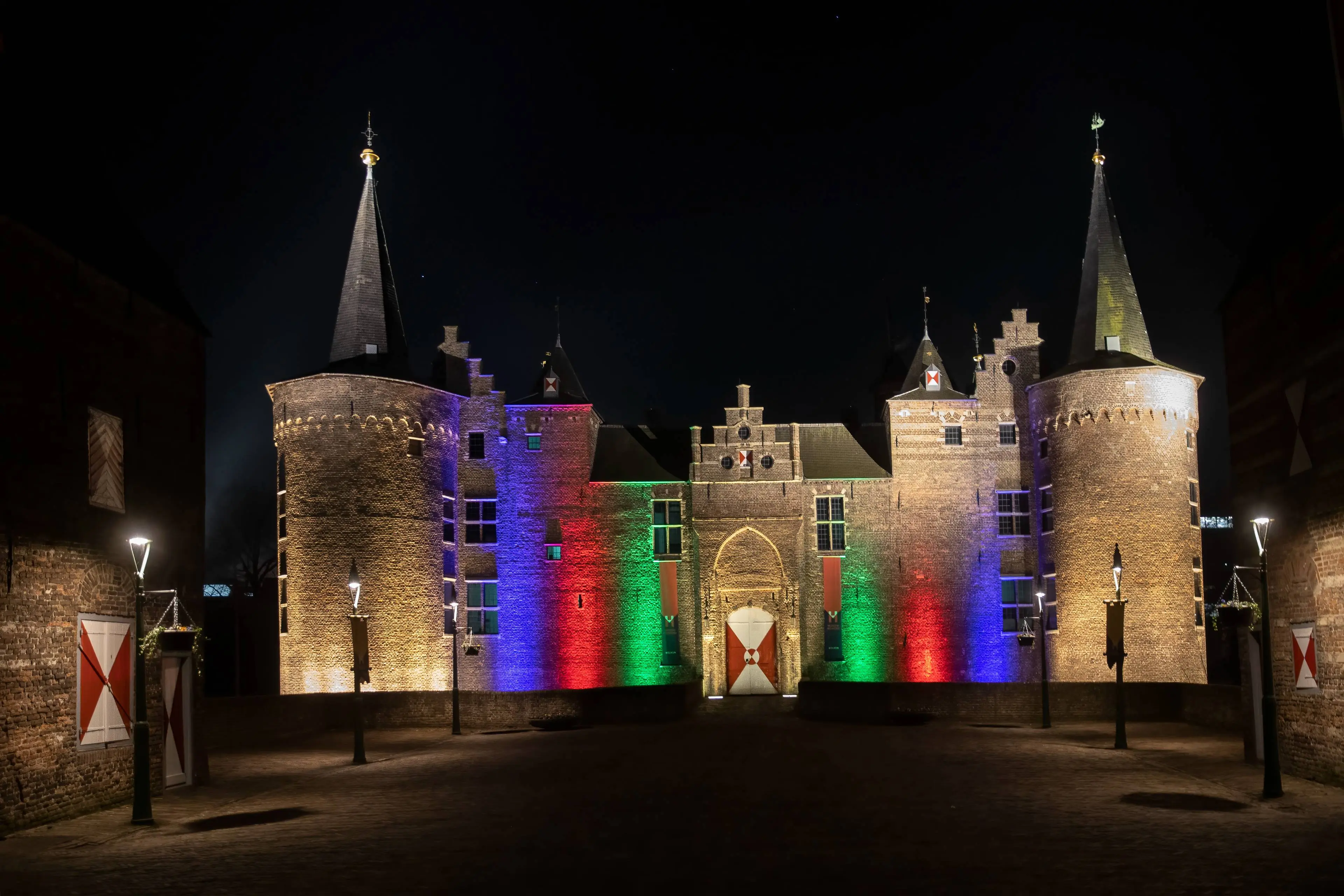 230214-7952-Kasteel wordt aangelicht met carnavalskleuren