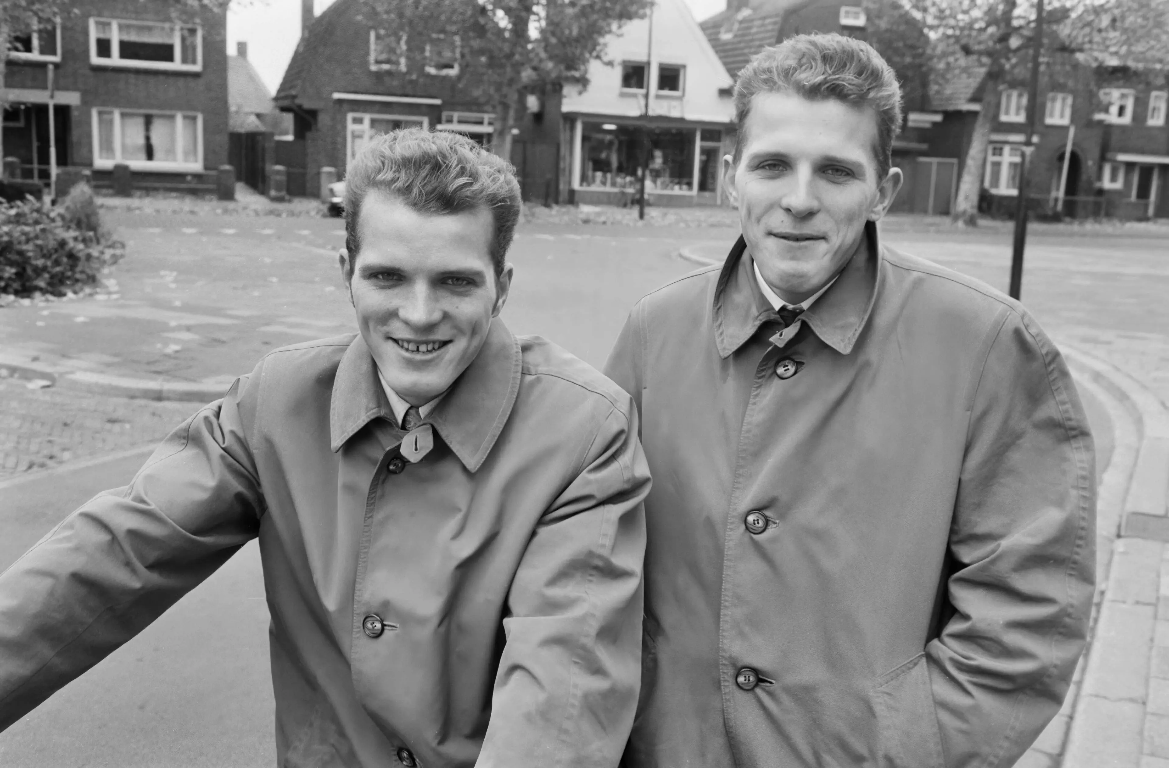 691104 0487 231 Willy en René van de Kerkhof op de brommer