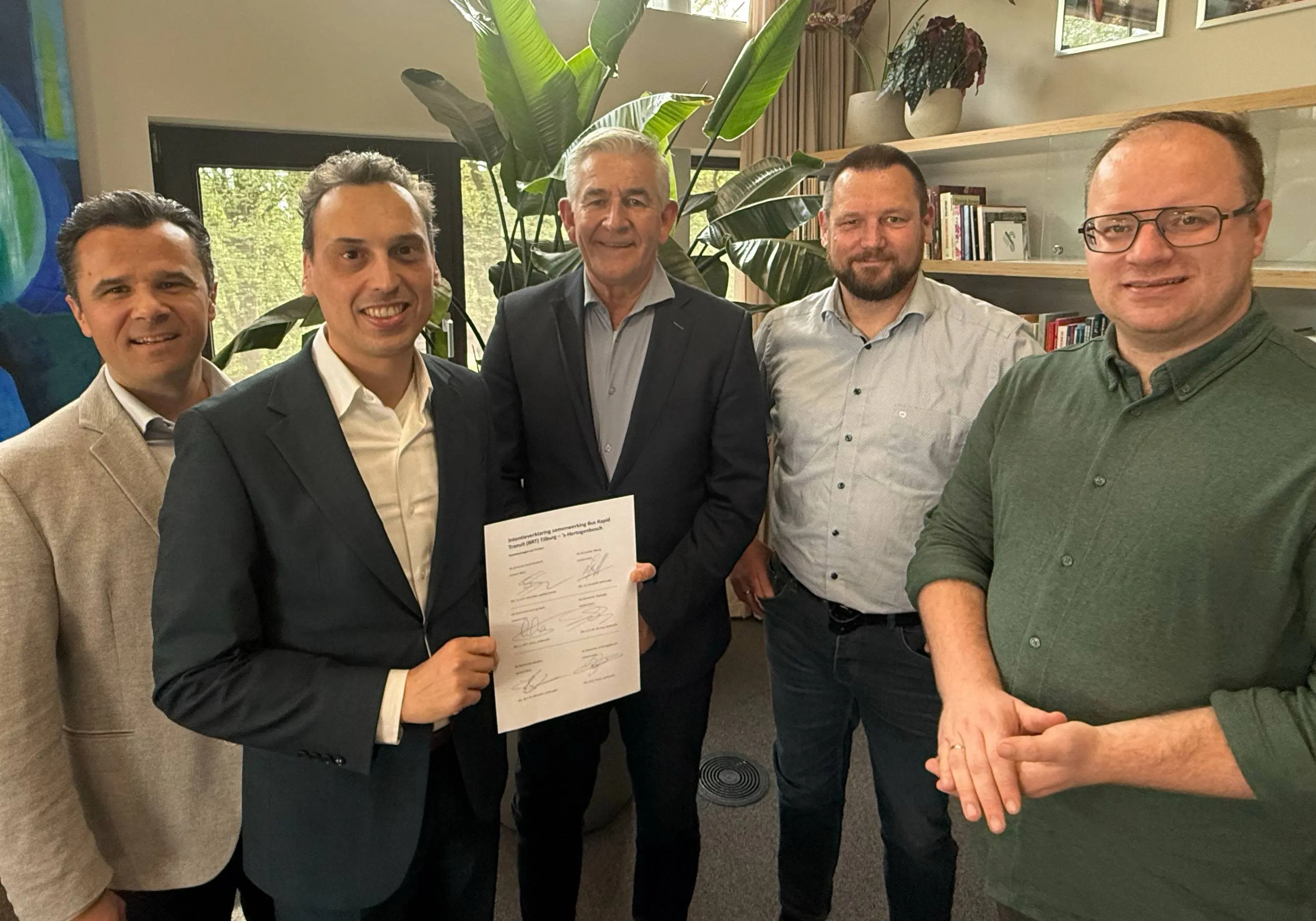 Ondertekening van de intentieverklaring BRT op 17 april door (v.l.n.r): Johan Meesters (Heusden), Stijn Smeulders (provincie Noord-Brabant), Ad de Jong (Waalwijk), Roy Geers ('s-Hertogenbosch) en Louis Laros (Loon op Zand).