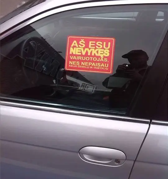 automobilis su gedinanciu lipduku