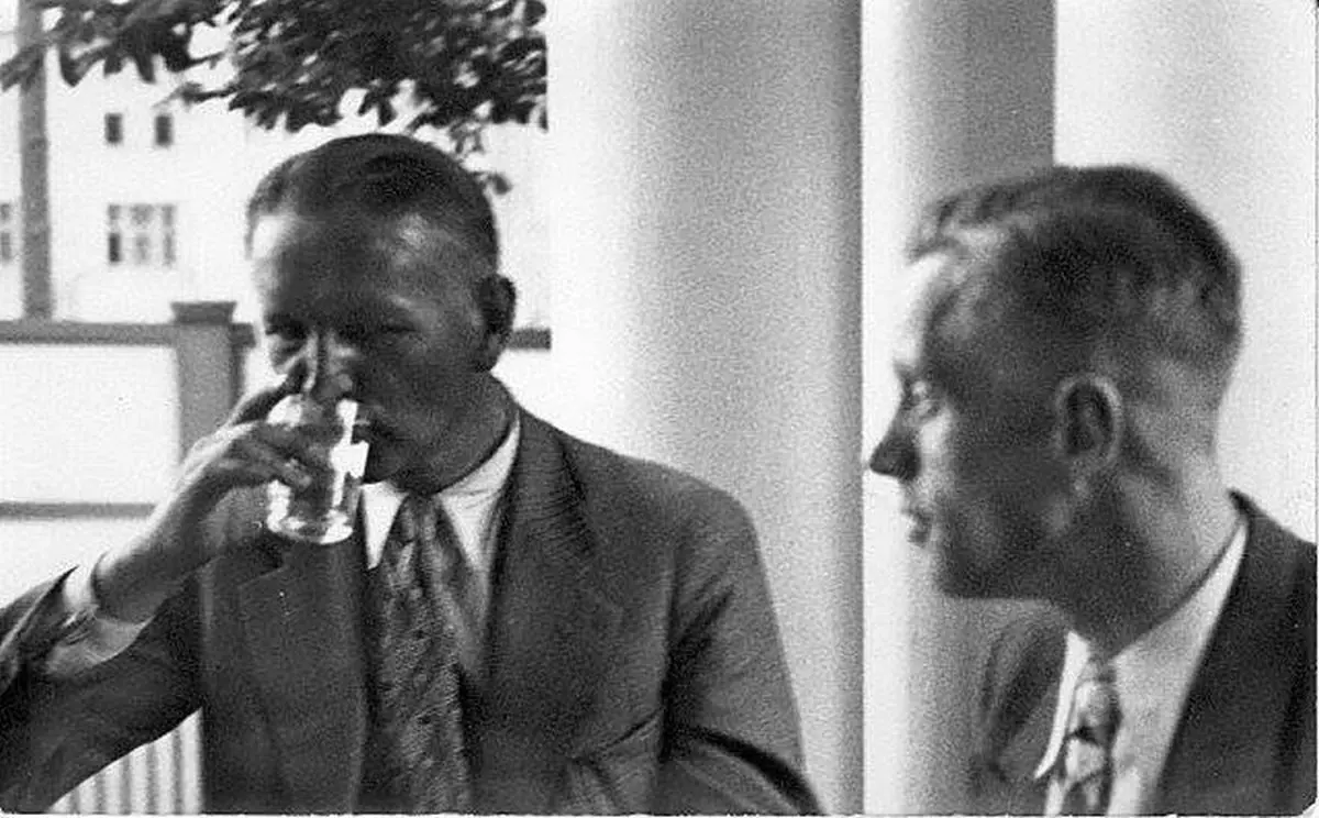 balys sruoga su biciuliu kauno kavineje 1933 m 77068561