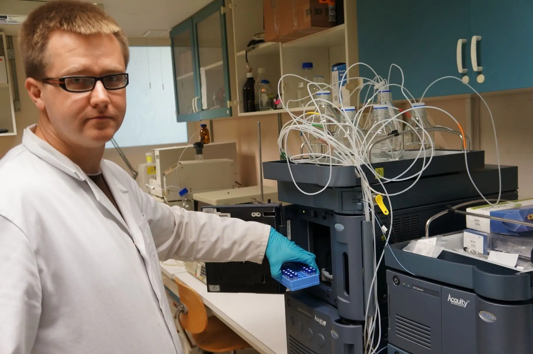 dr tomas drevinskas atlieka eksperimentus gmf skysi chromatografijos laboratorijoje
