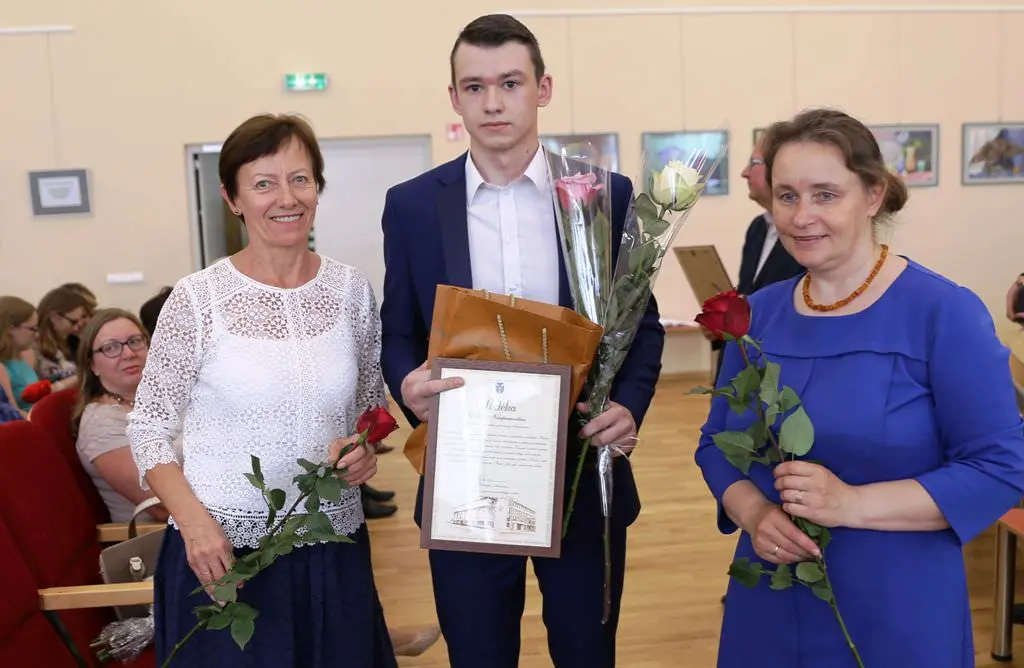 jonui gimnazijos abiturientas darius nikiperaviius aukiausiais balais ilaik matematikos angl kalbos ir informacini technologij egzaminus