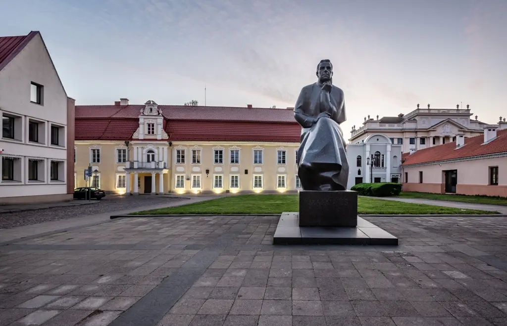 maironio lietuviu literaturos muziejus ir paminklas maironiui arvydo ciukscio nuotr 2