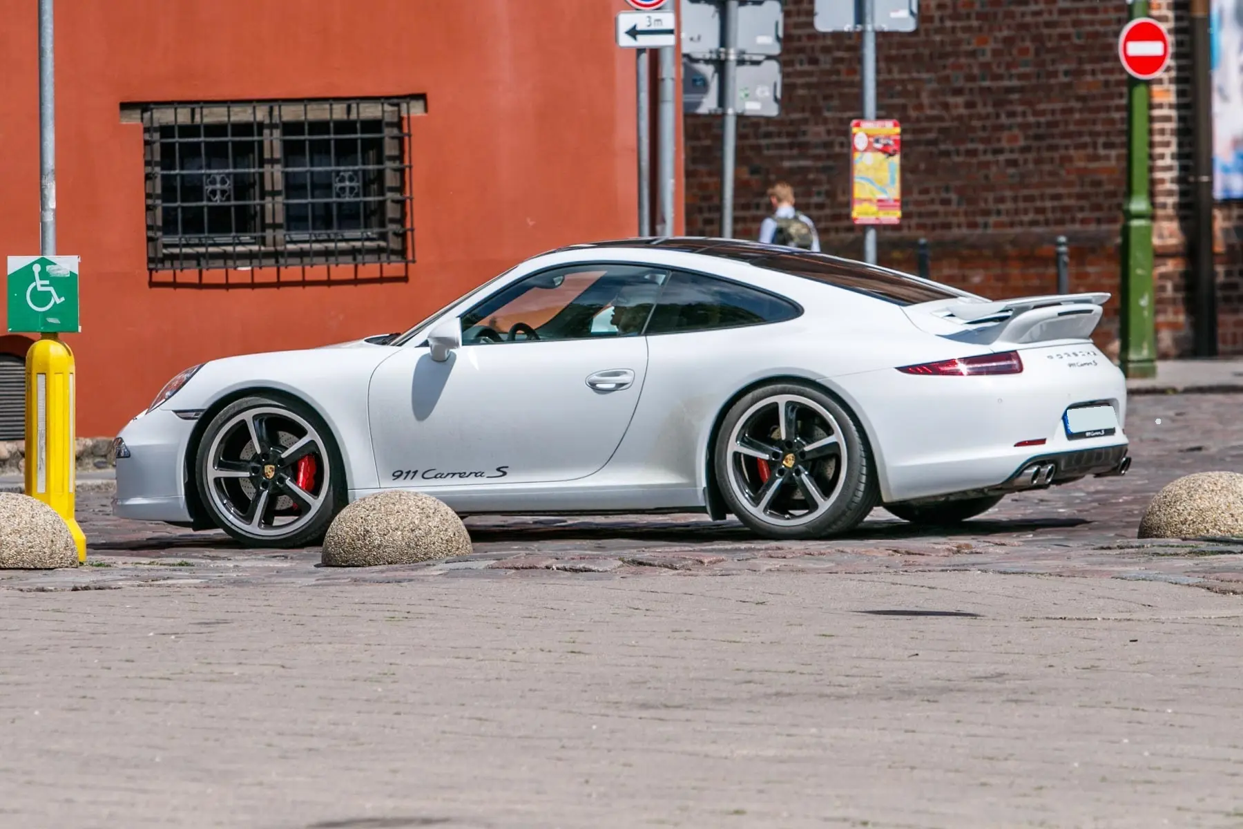 porsche lakstunas