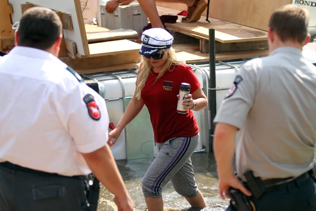 Laikinai teko stabdyti varžybas Nemune 01